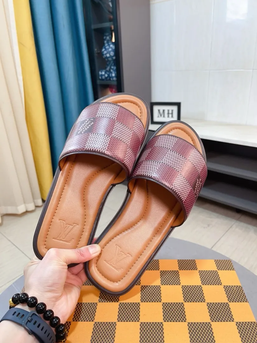 Men's shoes 💰340🌹🌹 (lv-Louis Vuitton) New men's slippers, high-end boutique, exquisite embossed logo decoration on the upper, fine workmanship, super soft soles, casual, loose and comfortable, a must-have in summer! \nsize：38-44